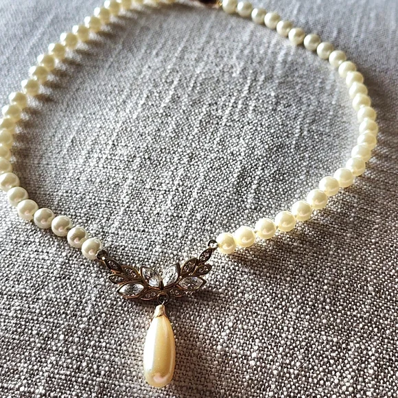 Vintage elegant necklace faux pearls clear rhinestones. Bridal. Wedding Gold - Picture 2 of 10